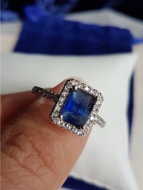 Swarovski Elements 925 Sterling Silver Blue Sapphire Halo Solitaire Ring NEW